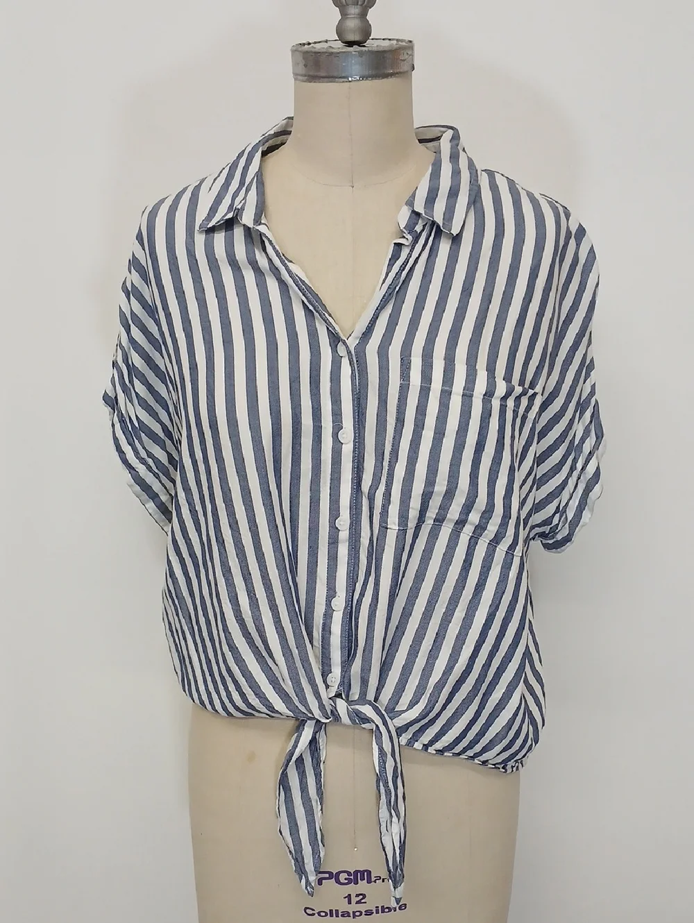 beachlunchlounge Blue and White Vertical Stripe Tie-Front Button Shirt / XL